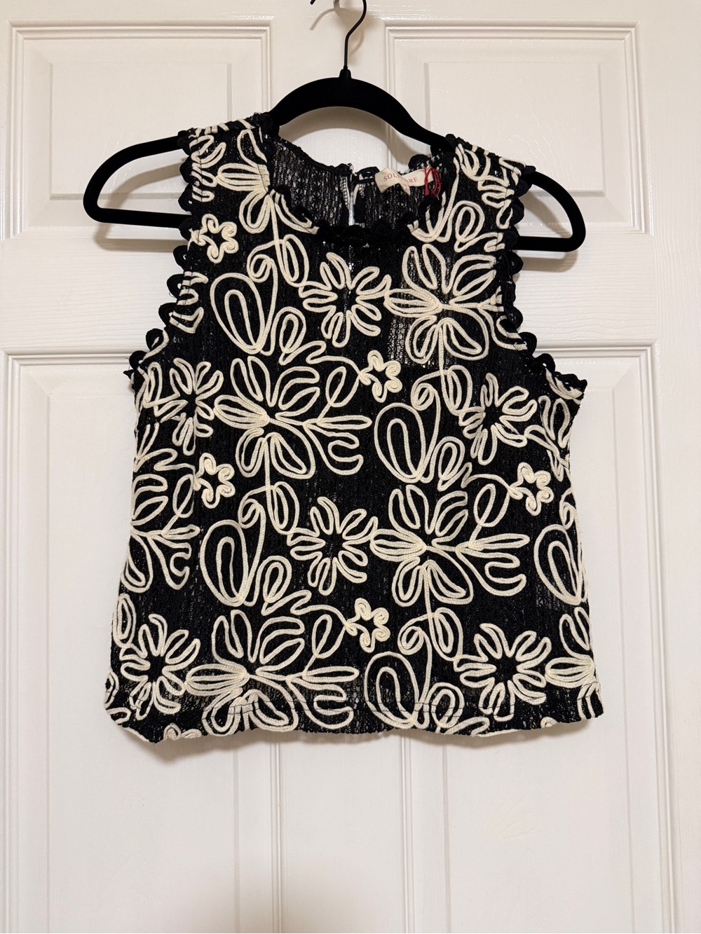 NWT Solitaire Black Crochet Floral Lace Sleeveless Top Medium
